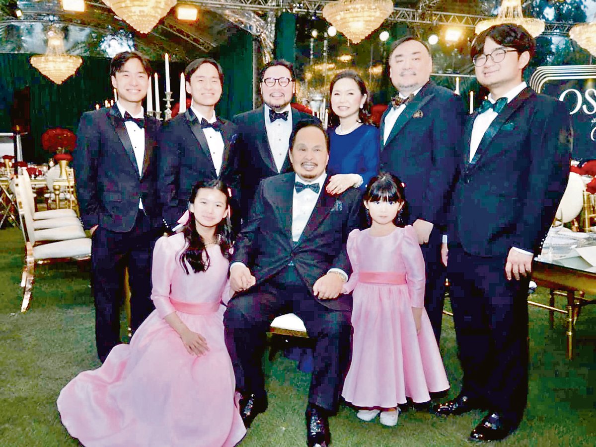 Enzo, Santi, AJ Violago, Malou Violago-Tanjutco, Ryan and Manu. 
(Seated) Ellie, Oscar Violago and Arianna (seated).